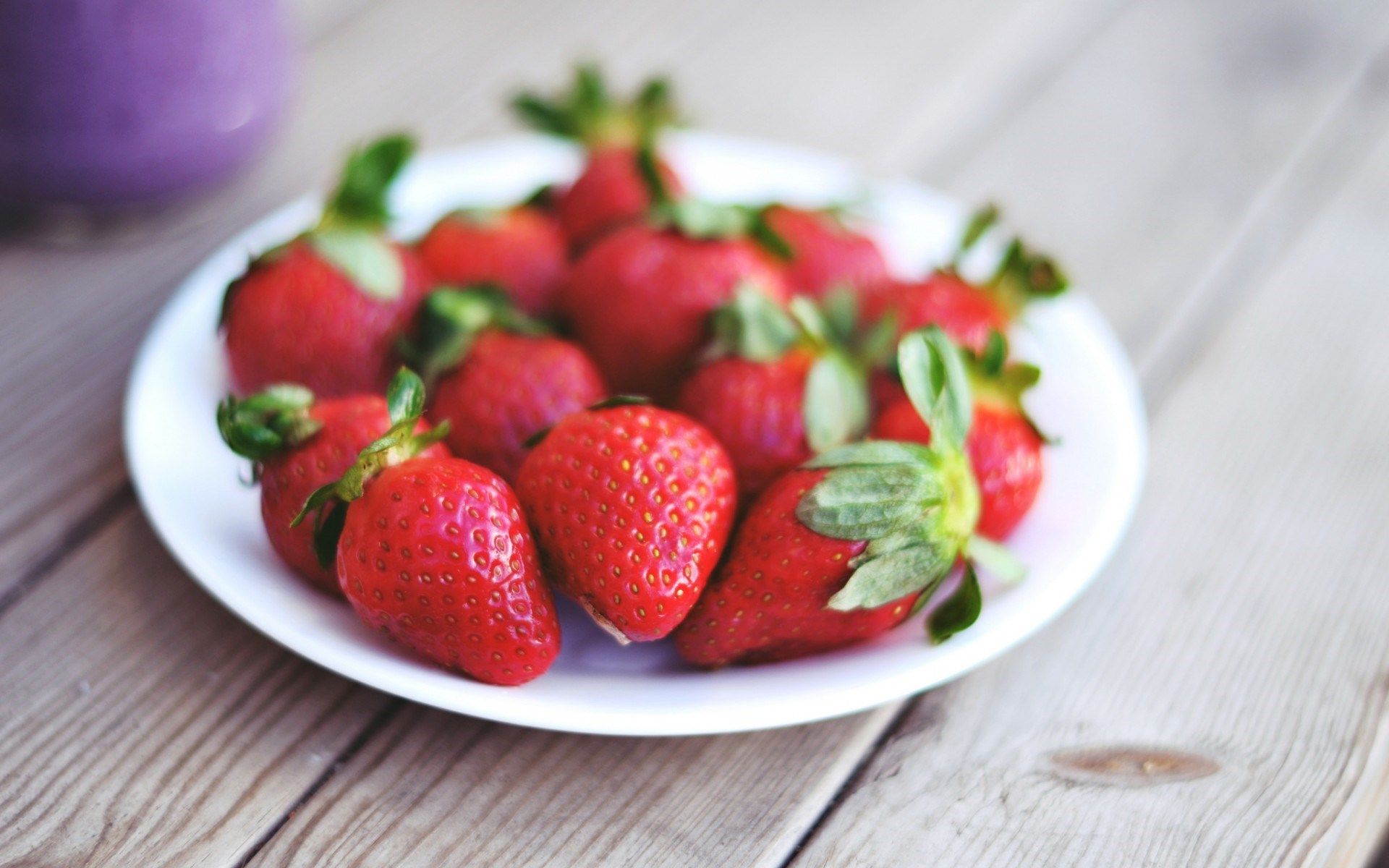HD wallpaper, Strawberry, Table, Berry, Plate, Leaves, Green