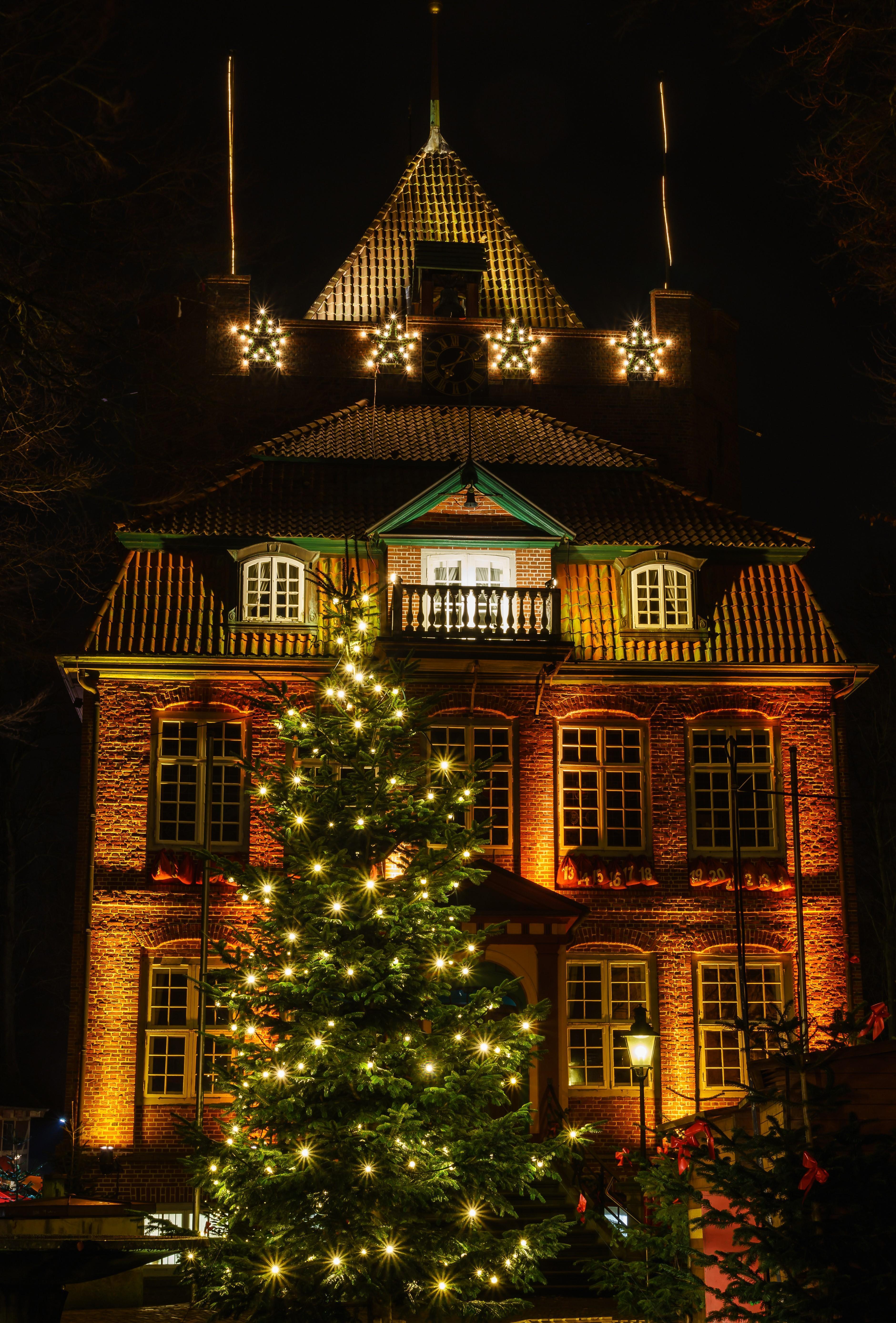 HD wallpaper, Christmas Tree, Cuxhaven Saxony, Night, Star Decoration, Christmas, Houses, Fairy Lights, Germany, Street Lights